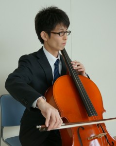 幹事長はチェロを弾きます